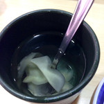 無添くら寿司 - 生姜に湯を注ぐと、生姜湯です(^^)