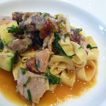 ピアチェーヴォレ - 【2010.5.5】パスタ2皿目☆鶏もも肉と砂肝のコンフィ、ズッキーニ、ドライトマトの自家製フェットチーネ♪