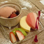 ピアチェーヴォレ - 【2010.5.5】デザート☆甘夏のムース、ブラッドオレンジのムース、焼きショコラ・苺のジェラート添え♪