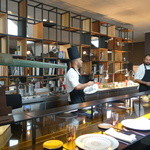 Roca Moo - カウンター席ではシェフを間近に