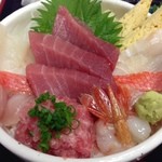 食事処 万祝 - 料理写真:厳選素材の海鮮丼￥1,680　　一番人気!!