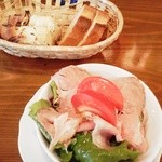 ラ ペッシュ - 本日のサラダとパン