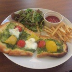 Pillar Cafe - トマトとモッツァレラのバジルピザ