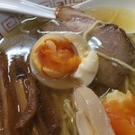 中華そば さとう - 卵はやや半熟で黄金色（日によって微妙に違います）