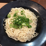 ドン．チードル - で、替え玉は白でバリカタにしてもらいました*\(^o^)/* うん！丁度良い歯応えと喉越し！こっちやね(*^o^*)