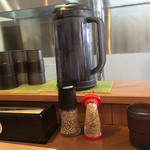 ドン．チードル - カウンターにはいつもの調味料、紅生姜、辛子高菜、ゴマなどがありますd(^_^o)