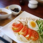 茶房 木・木 - バンバンジーうどんは今日まで。連休明けからは昨年いただいておいしかった「きのこうどん」が始まるそうです。