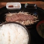 居食や 一本道 - 牛ステーキランチ 500円！　ソースが2種類なのもうれしい