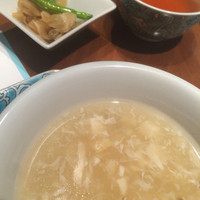 華都飯店 OsakaMetro本町ビル店 - セットのスープと副菜