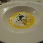 ビストロ ダイア - 北海道産南瓜のポタージュ・三河地鶏のポシェ、ずわい蟹と共に