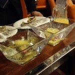 ビストロ ダイア - アルギン酸を使ってシークワーサーのソース作成中