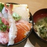 魚の旨い店 - 海鮮丼 970円 味噌汁付き