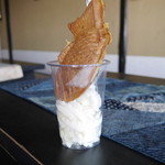 お茶処　仙酔庵 - カップの中にソフトクリーム。その上に暖かいたい焼きが！！