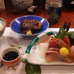 豚の角煮（奥）お造り盛り合わせ（手前）