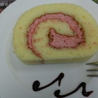 フラテッロ・ディ・ミクニ - 赤ビーツのロールケーキ(各日限定30カット) 432円