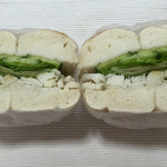マルイチベーグル - ソルトチキン+レタス+キュウリ 断面