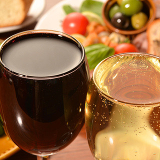 ワインの種類は全100種類！他いろんな種類のお酒があります！