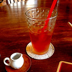 むしやしない - アールグレイ（アイス）。グラスいっぱいに供されます。紅茶のラインナップは、他にセイロン（ウバ・ハイランズ）やフルーツフレーバー（香りだけでなくてドライフルーツが入っているそうです）もあります。