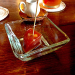 むしやしない - イートインコーナーを利用すると、フィナンシェなどプチデセールがついてきます。写真は水ようかんみたいなものですね。（なんて言ってたかな・・・失念）