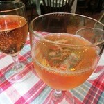 クレープリー・スタンド シャンデレール - 手前が甘口シードル