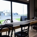 ディーズ カフェ ぶんぶん - 店内の雰囲気