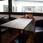 ディーズ カフェ ぶんぶん - 店内の雰囲気