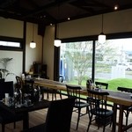 ディーズ カフェ ぶんぶん - 店内の雰囲気