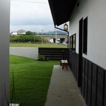 ディーズ カフェ ぶんぶん - 右側にお店の入口