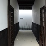 ディーズ カフェ ぶんぶん - お店への通路