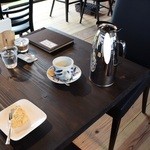 ディーズ カフェ ぶんぶん - ポットサービスのホット珈琲400円＆スコーン100円