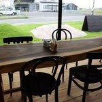 ディーズ カフェ ぶんぶん - 店内の雰囲気