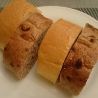 リストランテ ラ チャウ - 白パン、くるみとレーズンの入った全粒粉のパン
