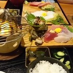 たかね - 手前がサザエ定食。