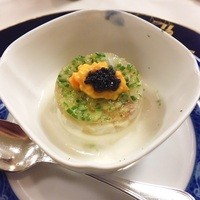 横濱元町 霧笛楼 - 真鯛のタルタル　辛味大根のブランマンジェとその甘酸っぱい冷製スープ　青ゆずと大葉の香り　人参のピューレとキャビアをのせて