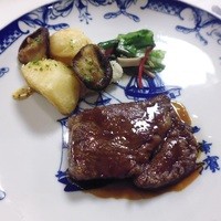 横濱元町 霧笛楼 - 鹿児島県産・和牛（黒牛）ロース肉のステーキ　黒コショウソース　じゃが芋のローストと椎茸のブルギニョン風　ＬＥＤ横浜菜園サラダ添え