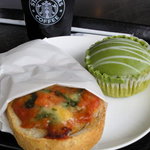 STARBUCKS COFFEE Karuizawa Purinsushoppingupurazaten - 抹茶蒸しパン。抹茶チョコでコーティング。中は小豆クリーム。美味☆