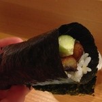 鮨 志の助 - 焼きたての鰻を巻いています