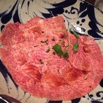焼肉みずの - 特上ロース 生玉子に付けて