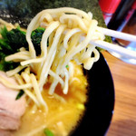 Yokohamaiekeiramenikedaya - ラーメン麺アップ