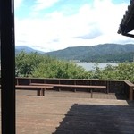徳山鮓 - 部屋からベランダ越しに余呉湖を望む