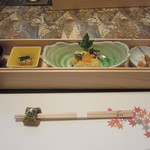 前菜４皿入り。（松茸と菊花のお浸し・秋刀魚の焼き寿司・イチジクの天ぷら・松茸と貝柱のゼリー寄せなど７品）