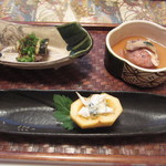 焼き物は、牛肉となすの重ね焼き・煮物は松茸と鮭の赤米蒸し・それに、柿の白和え。