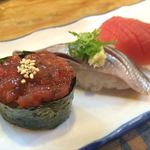 立ち寿司 まぐろ一徹 - 梅くらげ、まぐろ（各５０円）、生イワシ（１００円）