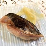 立ち寿司 まぐろ一徹 - 初サンマ炙り肝醤油