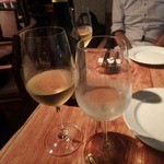 ワインと愛情料理 しょこら - メインディッシュの前に「白」を二杯