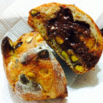 パンやきどころ RIKI - ピスタチオとオレンジピールのチョコレート包み ¥250+税