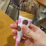 サーティワンアイスクリーム - キッズコーン(ヘーゼルナッツチョコレート)とカラースプレー
