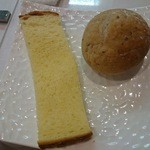 ポエシア - ブリオッシュ
      クルミとレーズンのフォカッチャ