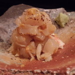 丸萬寿司 - 2015.9)炙ったホタテとカニを合わせた料理でスタート