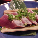 丸萬寿司 - 2015.9)スマのたたき。鰹とマグロを足して２で割ったような食感と味わい